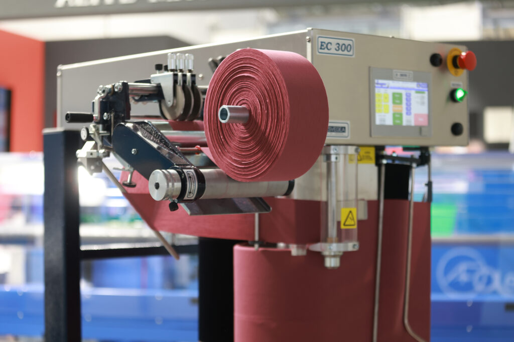 Automated collarette cutting machine improving garment manufacturing efficiency