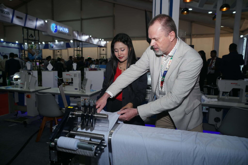 Hakan demonstrating how to use the EC semi-automatic collarette cutter.